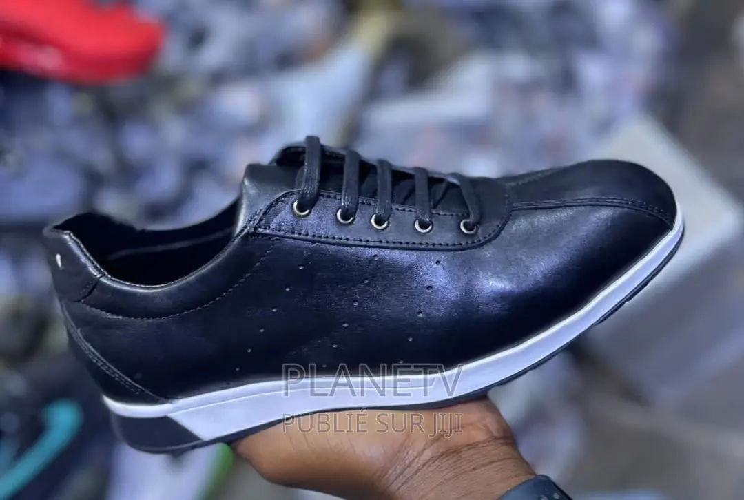 Chaussures en Cuir Disponible