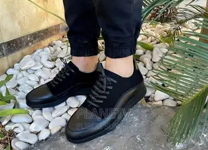 Chaussures en Cuir Disponible