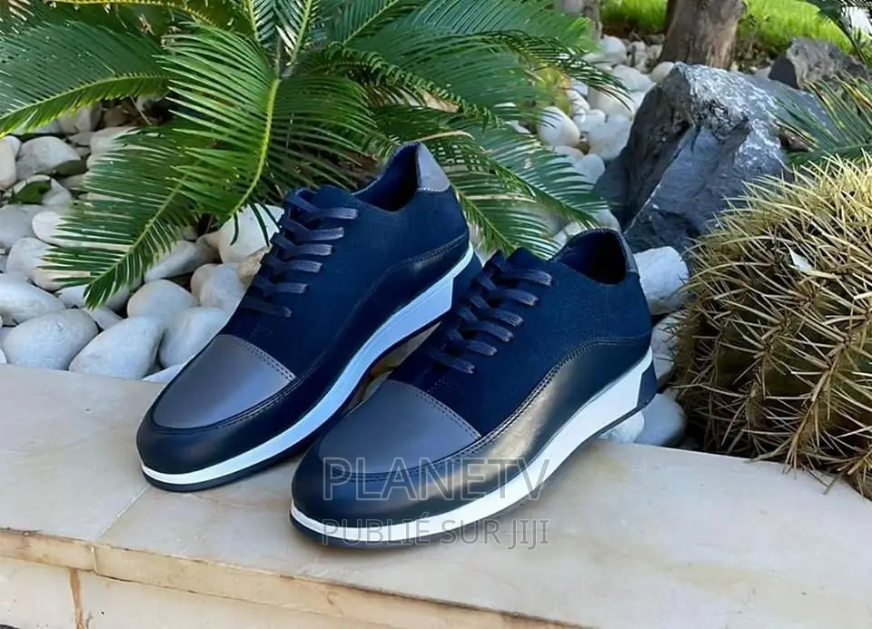 Chaussures en Cuir Disponible