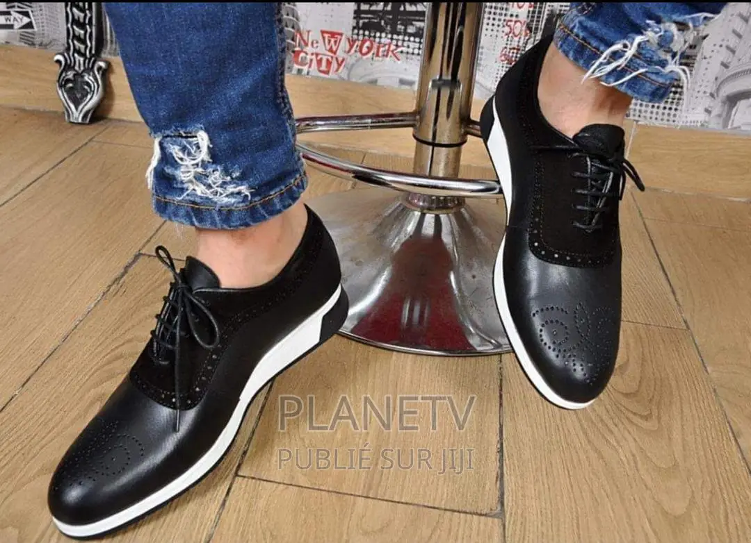 Chaussures en Cuir Disponible