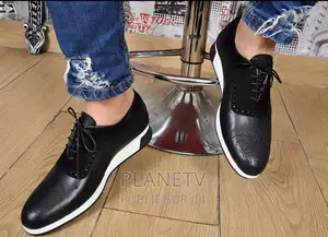 Chaussures en Cuir Disponible