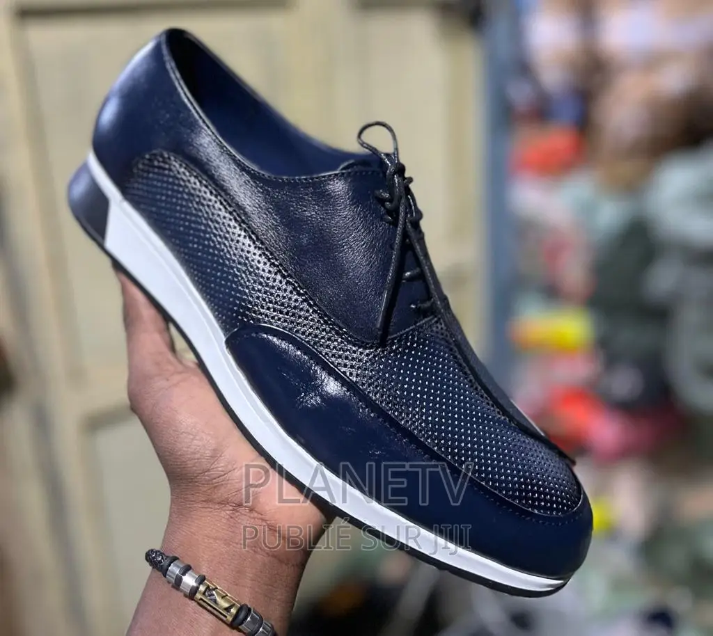 Chaussures Très Jolie en Cuir Disponible