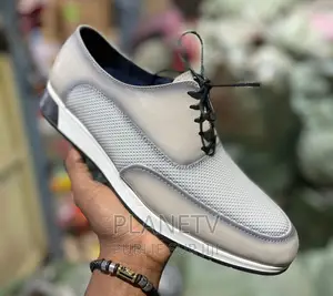 Photo - Chaussures Très Jolie en Cuir Disponible