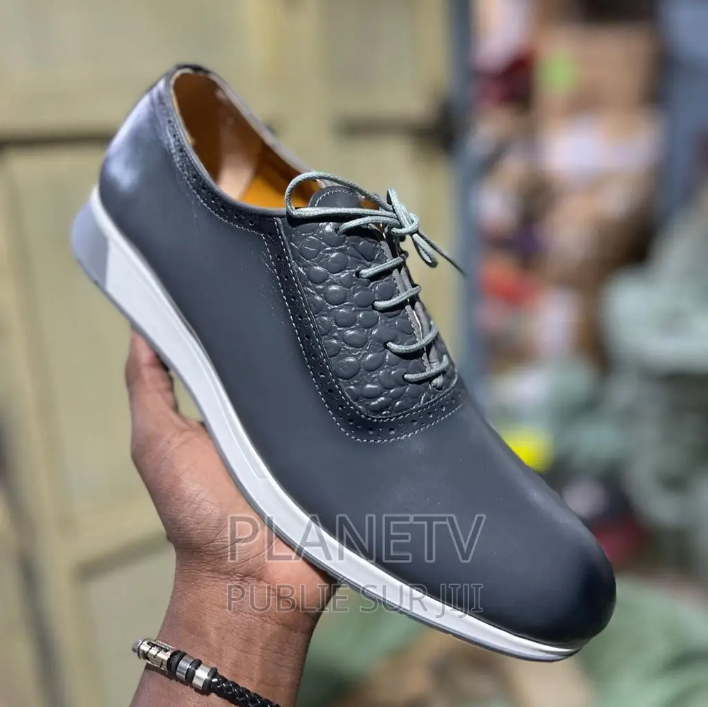 Chaussures en Cuir Disponible