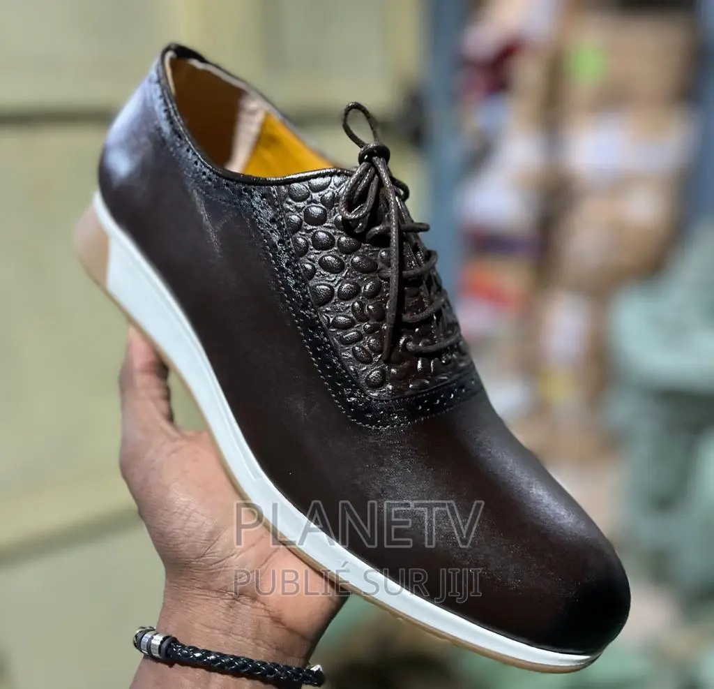 Chaussures en Cuir Disponible