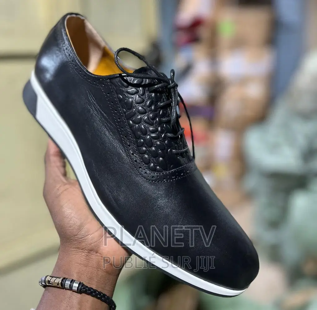 Chaussures en Cuir Disponible