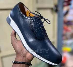 Chaussures en Cuir Disponible