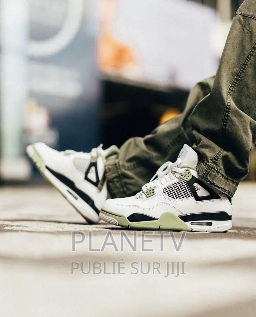 Chaussures Aire Jordan 4 Disponible