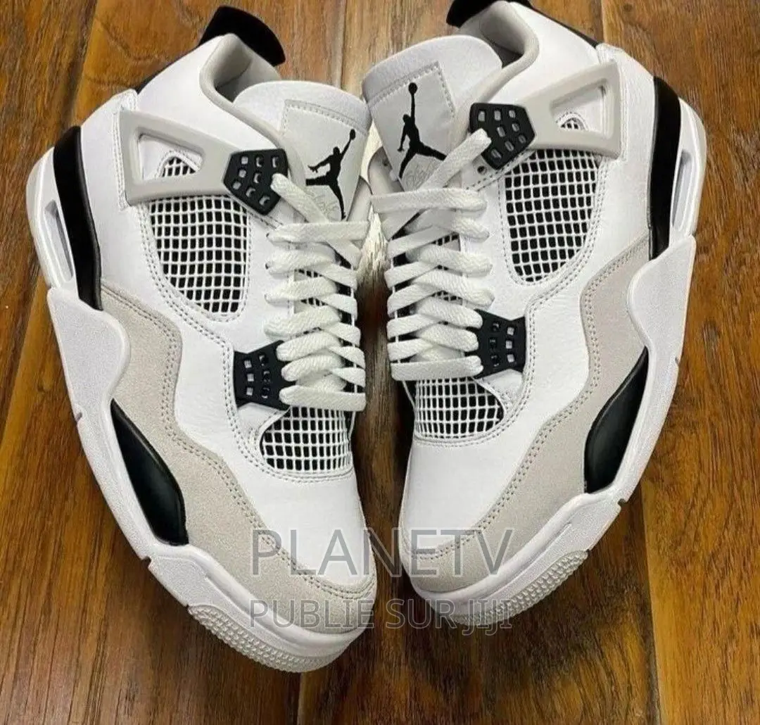 Chaussures Aire Jordan 4 Disponible