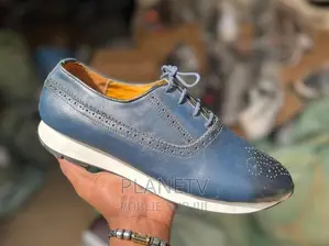 Chaussures en Cuir Disponible