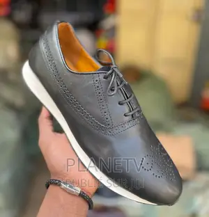 Chaussures en Cuir Disponible