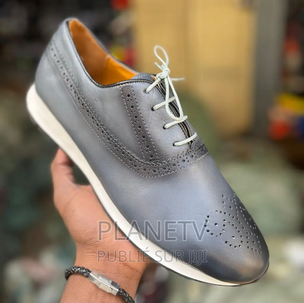 Chaussures en Cuir Disponible