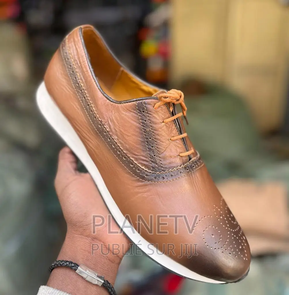 Chaussures en Cuir Disponible