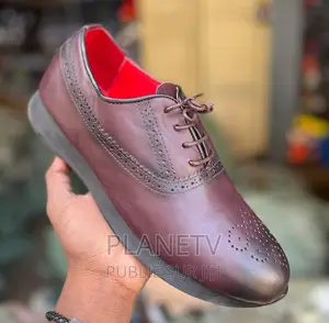 Chaussures en Cuir Disponible