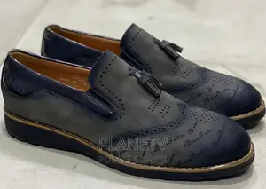 Photo - Chaussures en Cuir Disponible