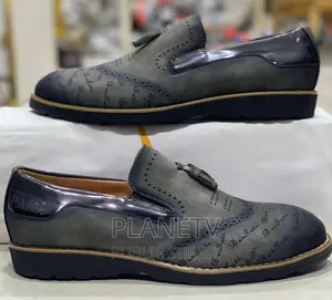 Chaussures en Cuir Disponible