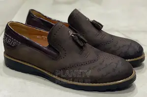 Chaussures en Cuir Disponible