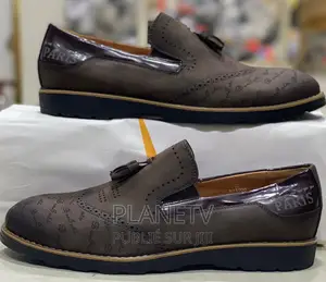 Chaussures en Cuir Disponible