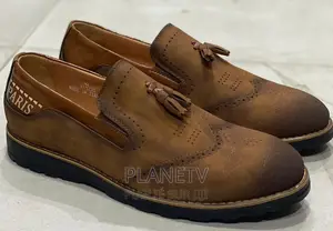 Chaussures en Cuir Disponible