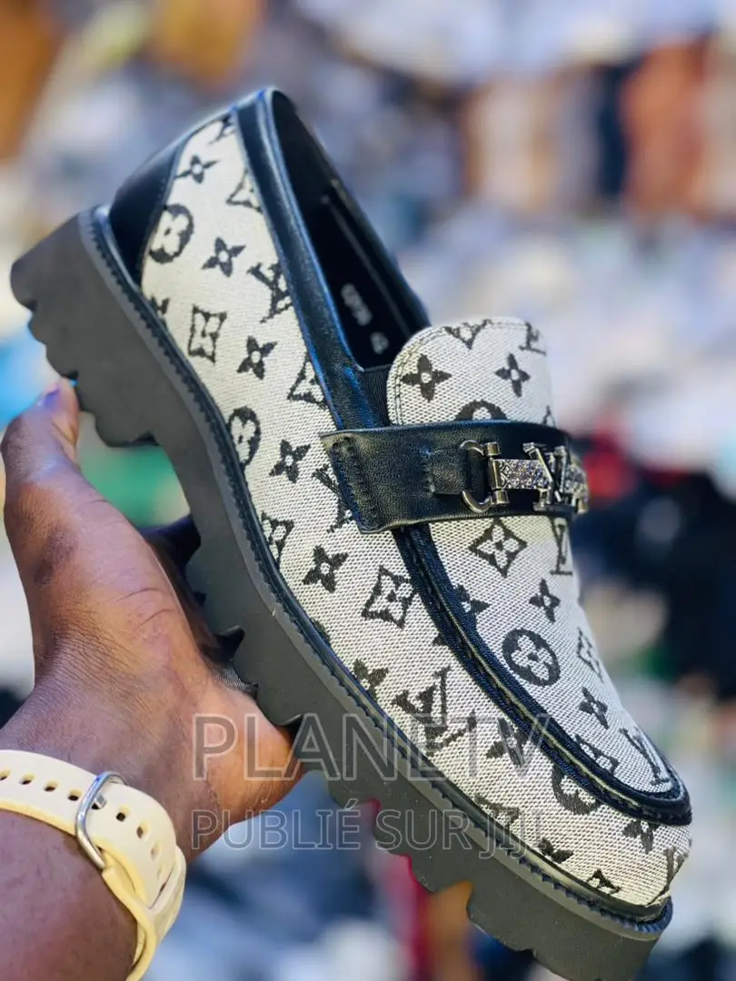 Chaussures Très Jolie en Cuir Disponible GFS