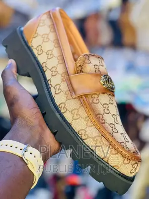 Chaussures Très Jolie en Cuir Disponible GFS