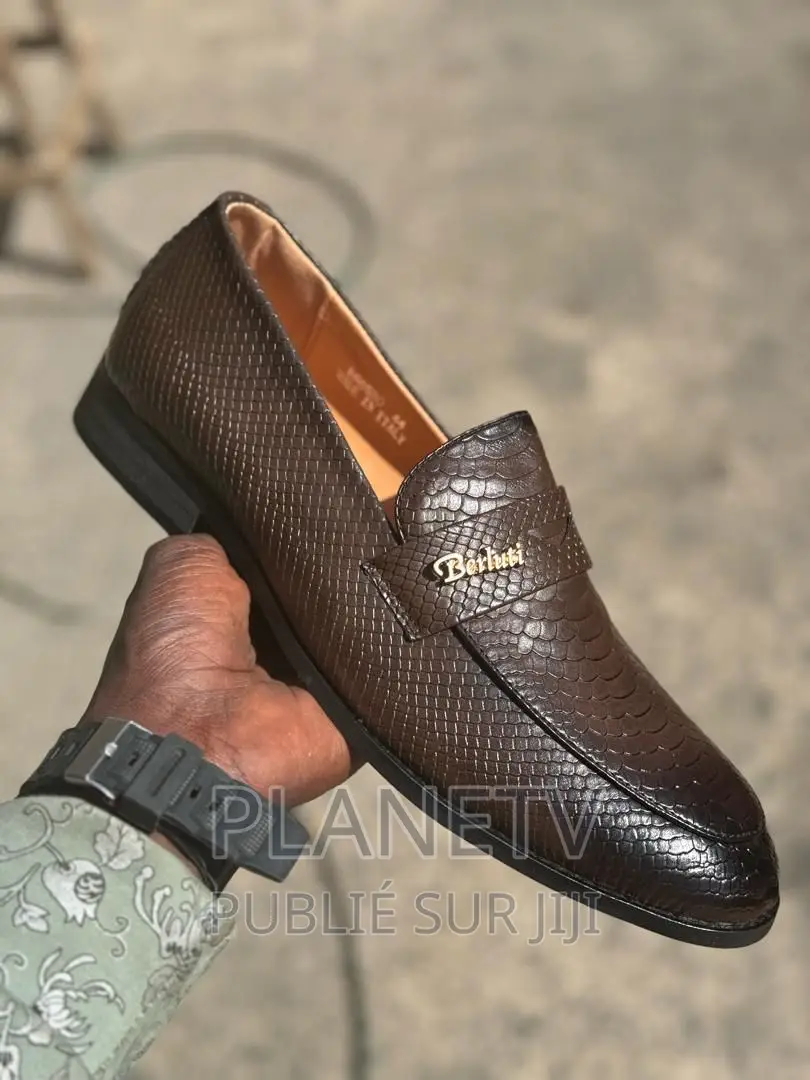 Chaussures De Ville en Cuir Disponible NVS