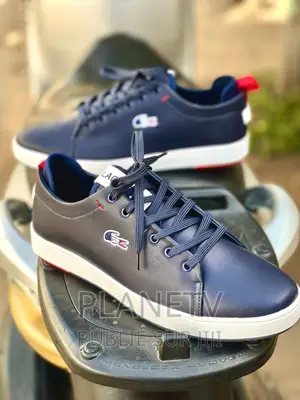 Lacoste Originale Disponible Of