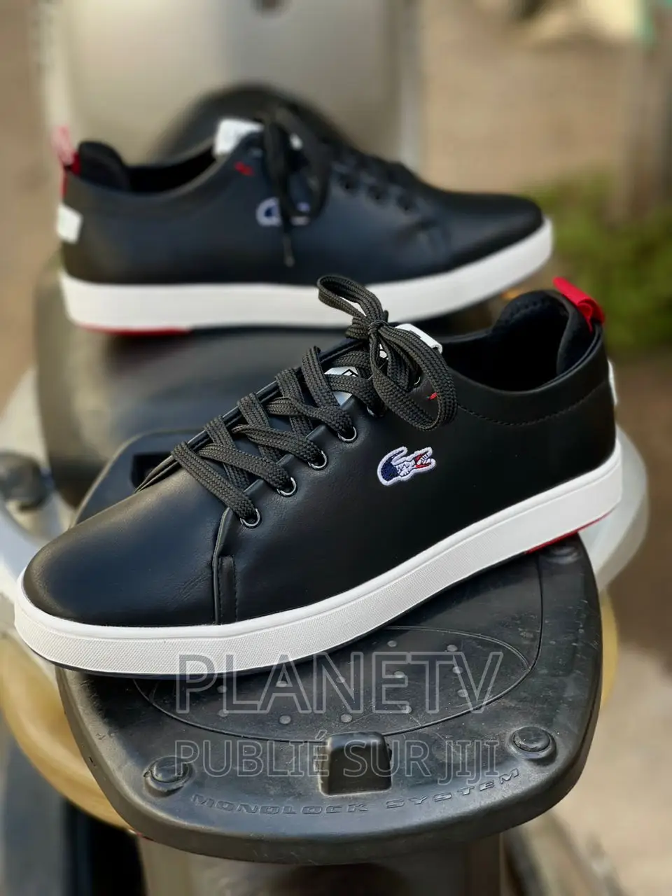 Lacoste Originale Disponible Of