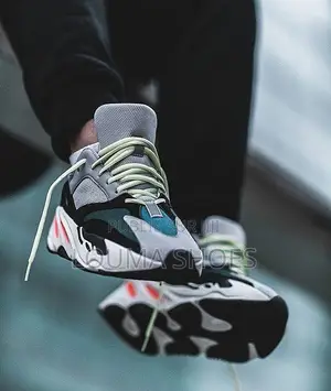 Adidad Yeezy Boost 700