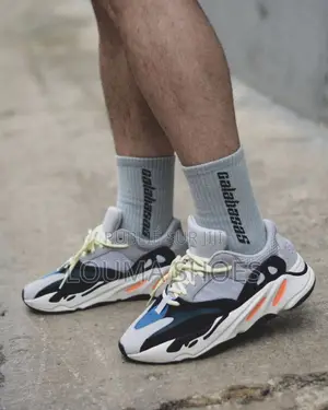 Adidad Yeezy Boost 700