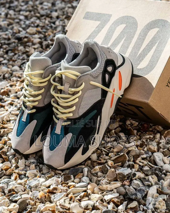 Adidad Yeezy Boost 700