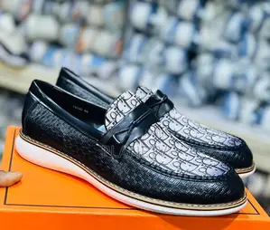 Photo - Chaussures De Ville Très Originale Disponible WST