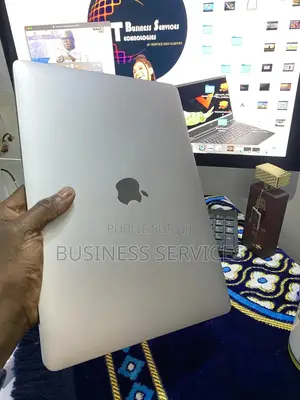 New Apple MacBook Pro 2017 8GB Intel Core I5 SSD 512GB