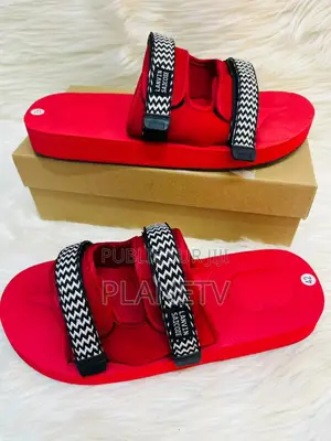 Photo - Chaussures Très Originale Disponible WCM