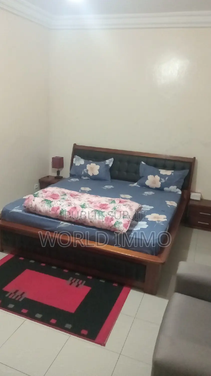 Furnished 1chbre Chambre et salon dans Studio Meublé, Almadies à Louer