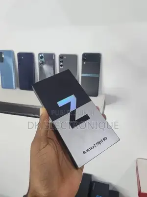 Photo - New Samsung Galaxy Z Flip 3 128 GB Doré