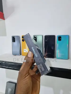 Photo - New Samsung Galaxy S22 5G 128 GB Noir