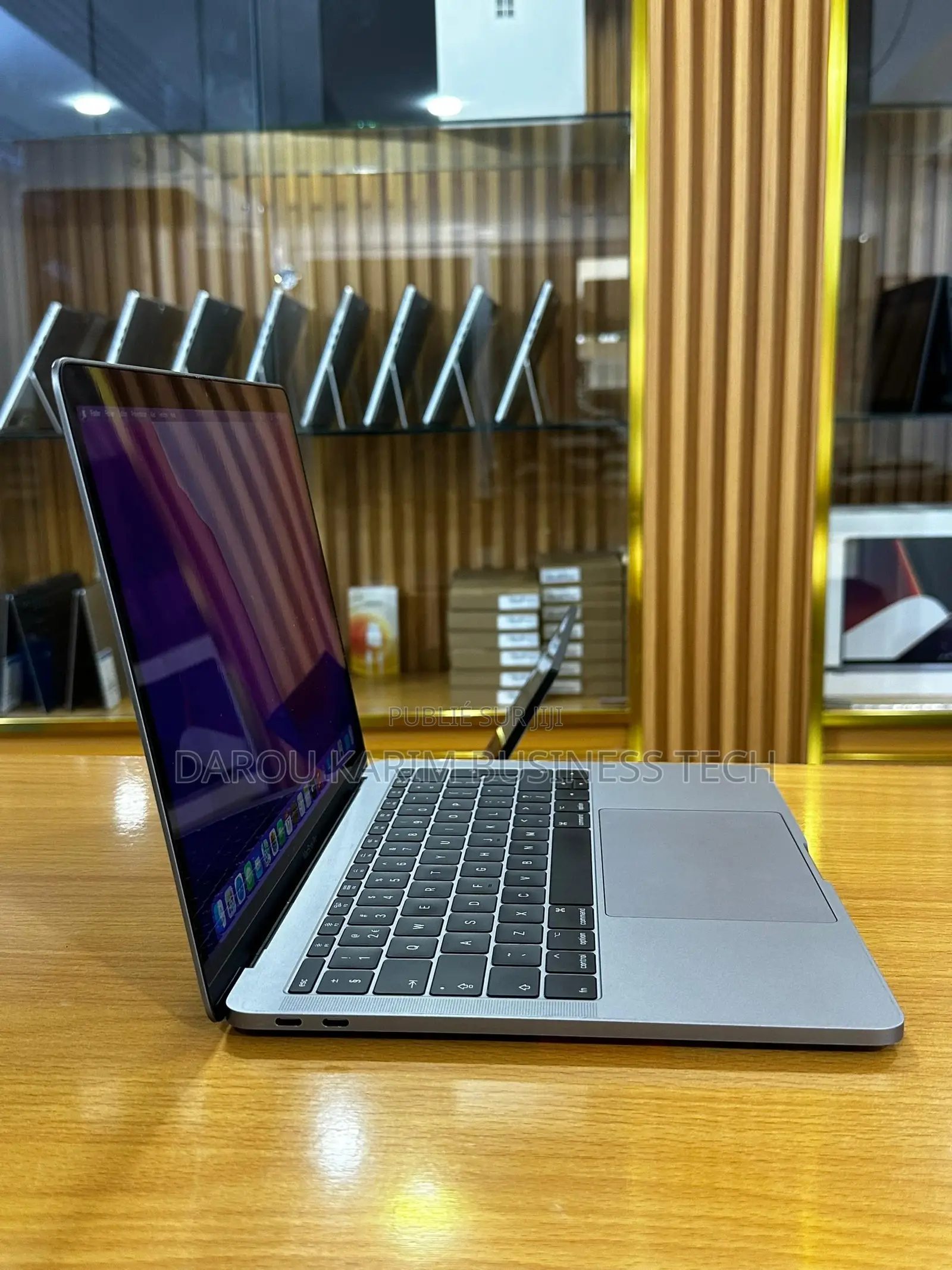 New Apple MacBook Pro 2016 8GB Intel Core I5 SSD 512GB