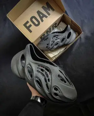 YEEZY FOAM RUNNER Disponible Pointure ,40,41,42,43,44,45,