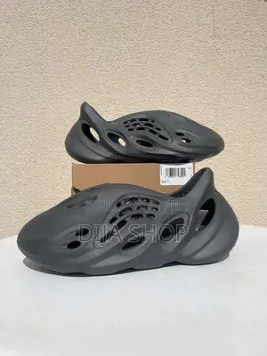 YEEZY FOAM RUNNER Disponible Pointure ,40,41,42,43,44,45,