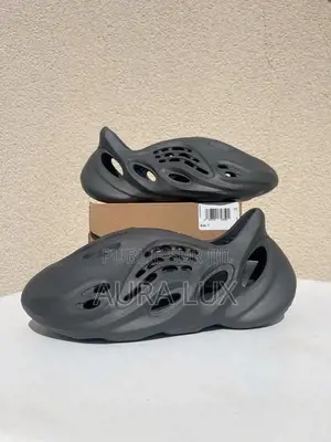YEEZY FOAM RUNNER Disponible Pointure ,40,41,42,43,44,45,