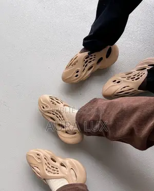 YEEZY FOAM RUNNER Disponible Pointure ,40,41,42,43,44,45,