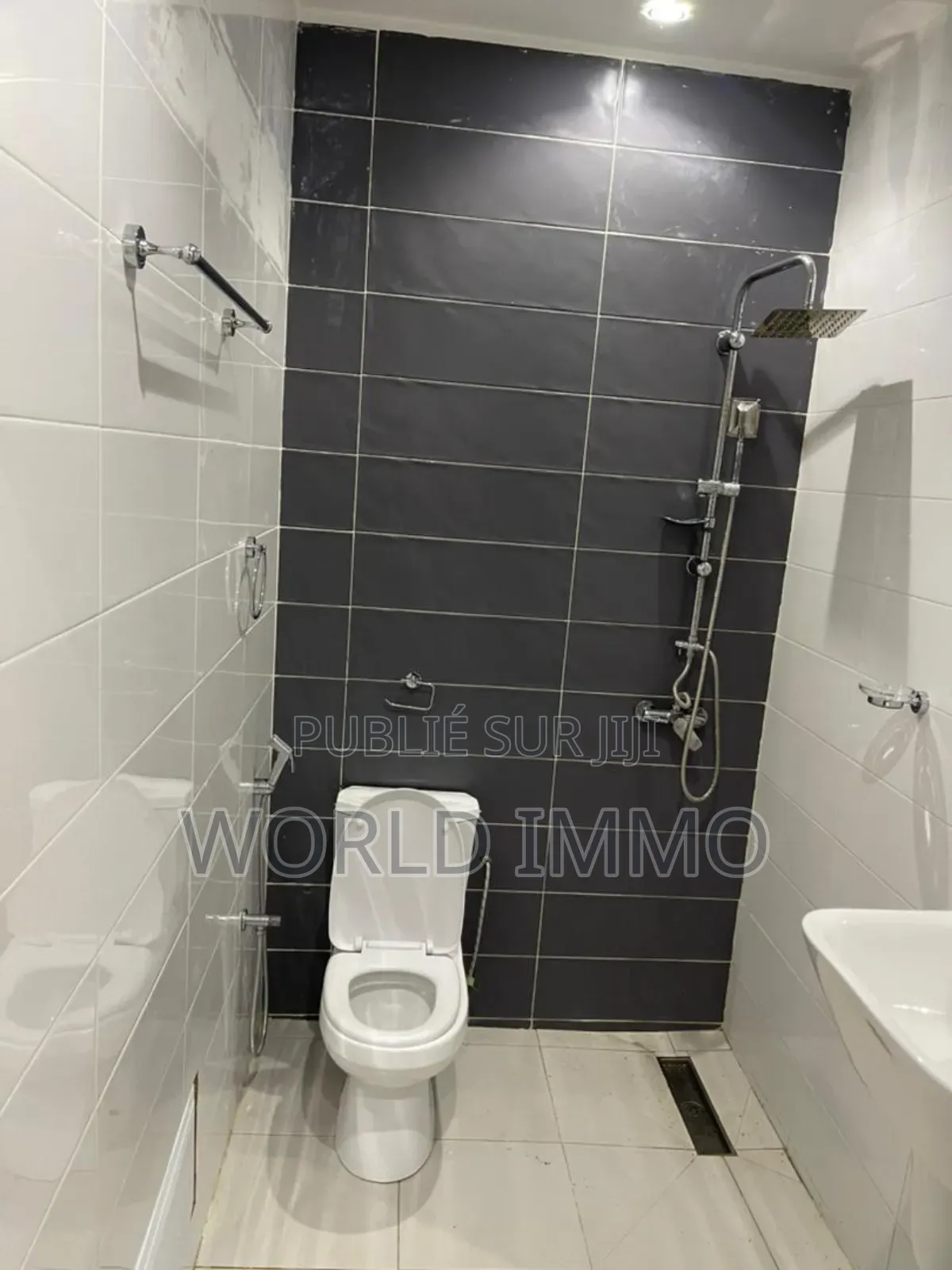 2chbre Appartement dans L'Immeuble, Almadies à Louer