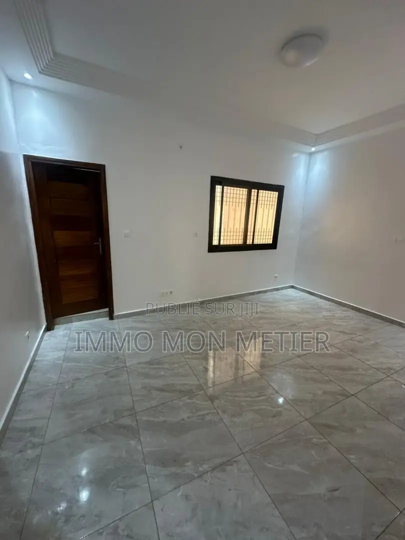 2chbre Appartement dans Néant, Almadies à Louer