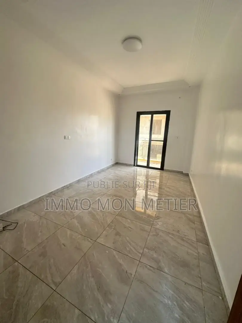 2chbre Appartement dans Néant, Almadies à Louer