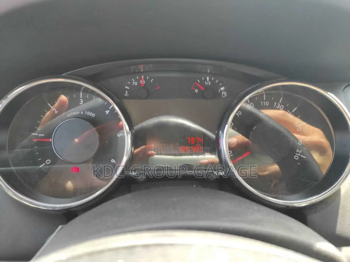 PEUGEOT 5008 2.0 HDi Allure 2015 Gris