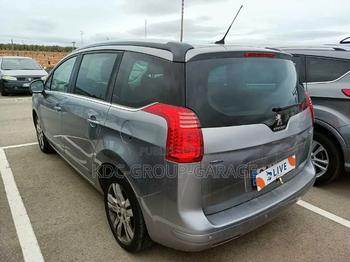 PEUGEOT 5008 2.0 HDi Allure 2015 Gris