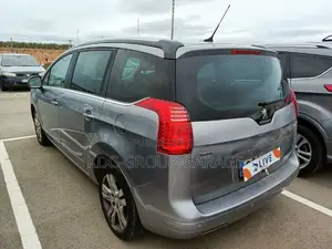 PEUGEOT 5008 2.0 HDi Allure 2015 Gris