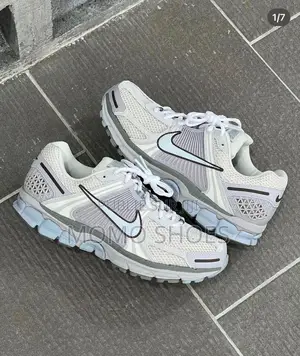 Photo - Nike Vomero5