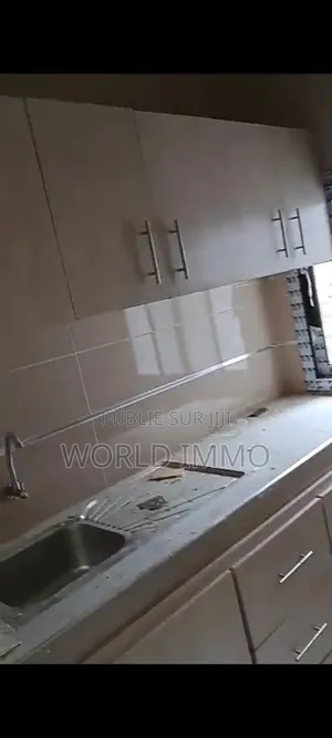 2chbre Appartement dans Le Paradis, Yoff à Louer